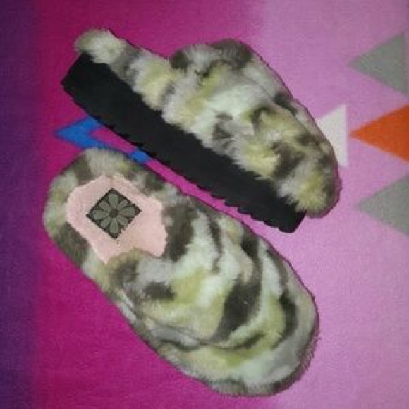 MAJOR ISO!!! Oobees! Platform slippers size 8-9 - Picture 4 of 4